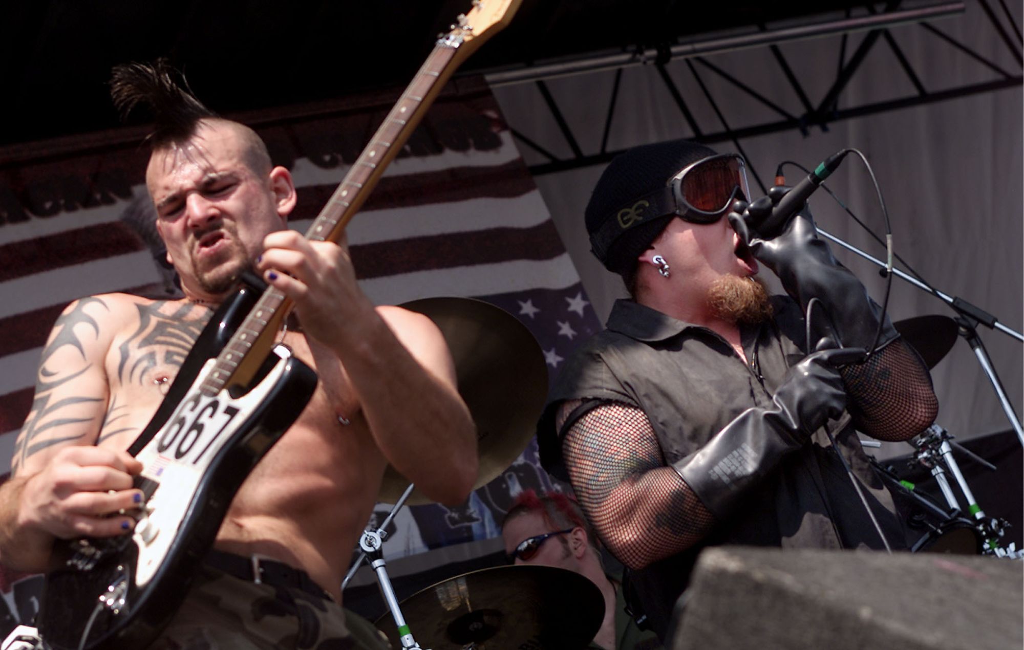 전 American Head Charge의 프론트맨 Cameron Heacock은 노숙자를 발견하고 팬으로서 중독으로 어려움을 겪고 있습니다