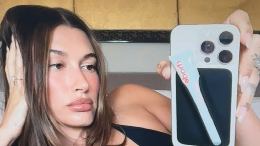 Hailey Bieber가 침대에서 포즈를 취하며 팬들을 놀라게 했습니다