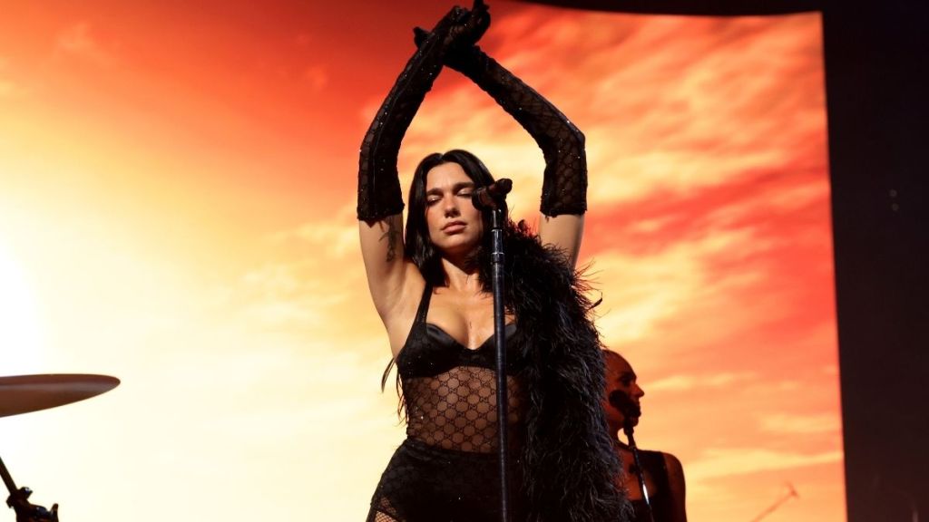 두아 리파(Dua Lipa)는 속옷을 겉옷으로 혼동합니다 — 물론 의도적으로