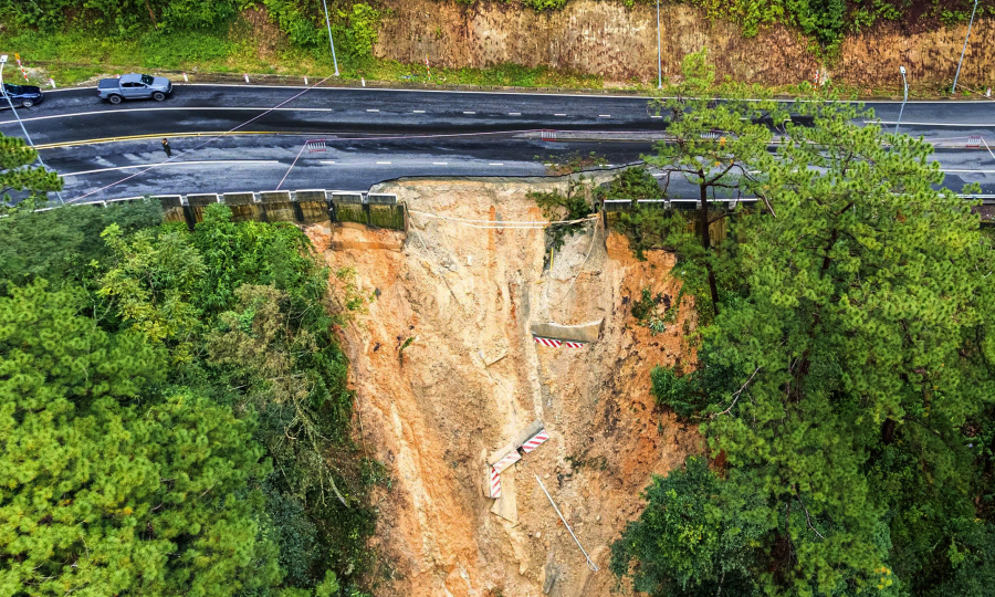 Landside는 Da Lat로 이어지는 Prenn Pass를 파괴하고 흙을 계곡으로 쏟아 붓습니다