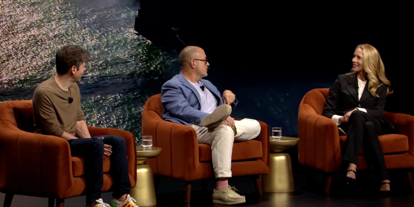 조니 아이브(Jony Ive)와 샘 알트만(Sam Altman)이 신비한 AI 하드웨어의 첫 번째 프로토타입을 가지고 있습니다