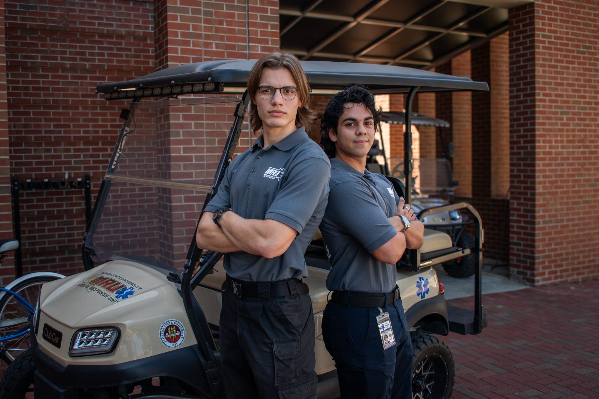 자원봉사 EMT가 캠퍼스에서 의료 대응 지원 제공