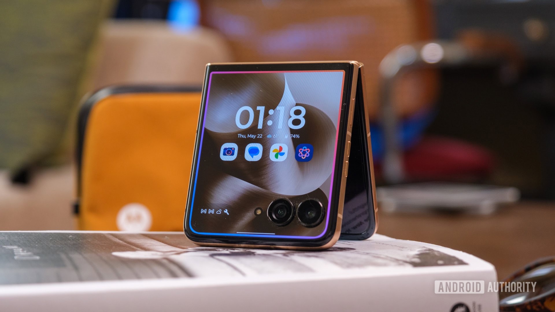 블랙 프라이데이가 다가오면서 최고의 Android 플립폰이 $899.99라는 신저가로 떨어졌습니다