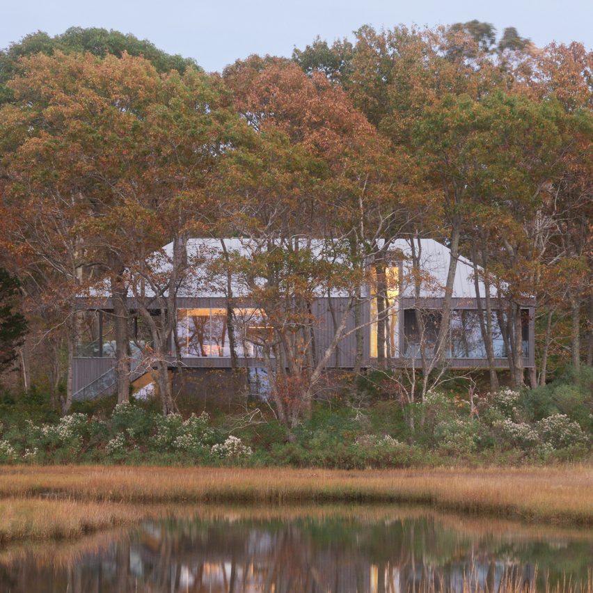 Desai Chia는 뉴욕의 한적한 Osprey House에 "위장 효과"를 사용합니다