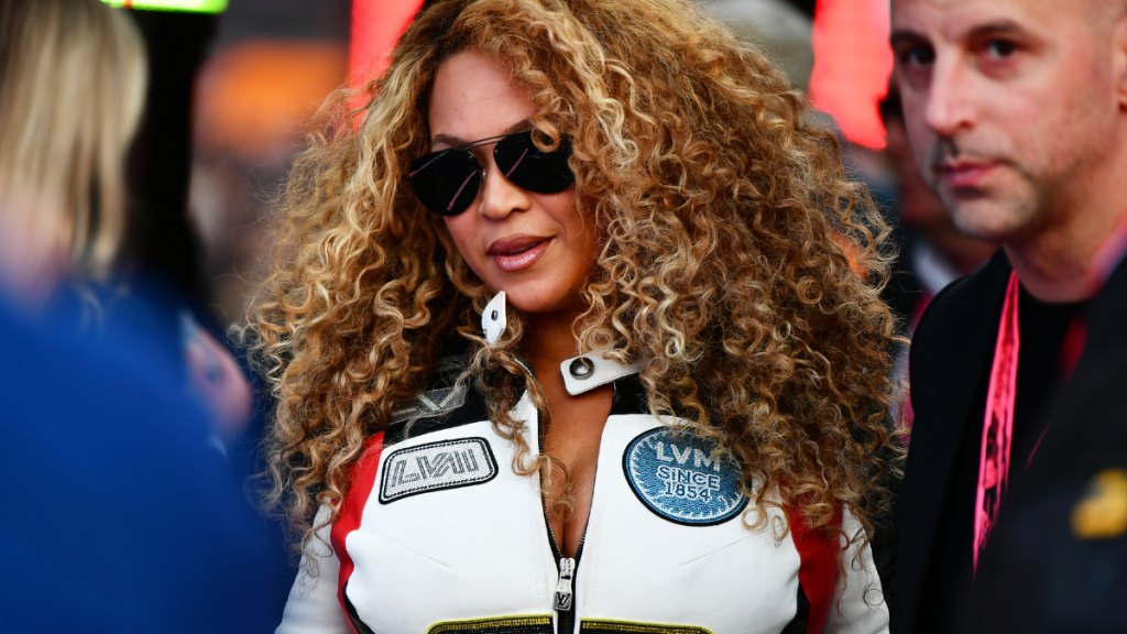 비욘세, F1 그랑프리에서 올 루이 비통 의상을 입고 시선을 사로잡다