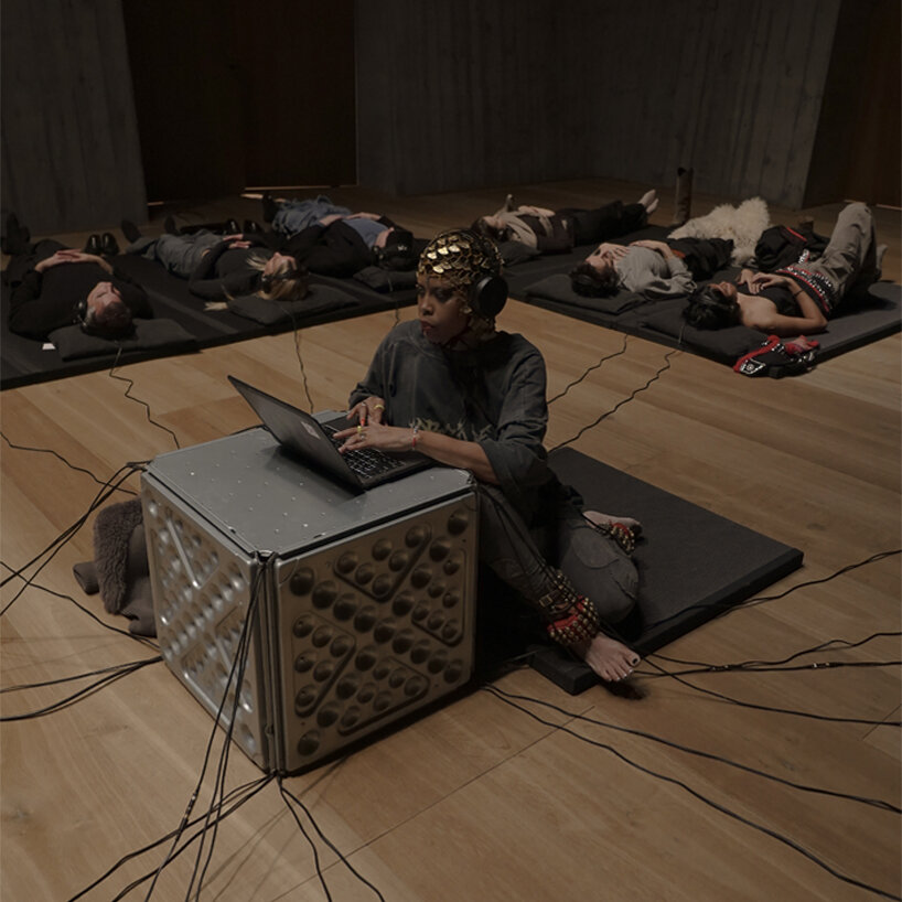 erykah badu는 베를린의 초가집 reethaus 사원에서 독점적인 소리 명상을 수행합니다