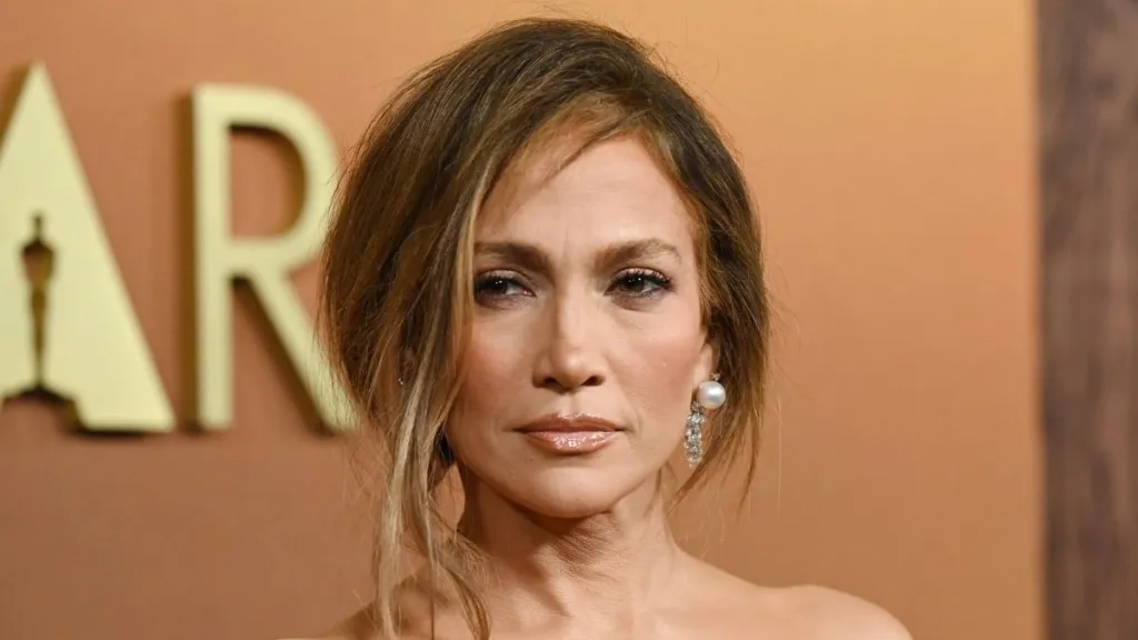 제니퍼 로페즈가 운동복으로 시선을 사로잡았습니다