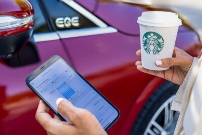 Mercedes는 스타벅스에 최초의 DC 충전기를 오픈했습니다