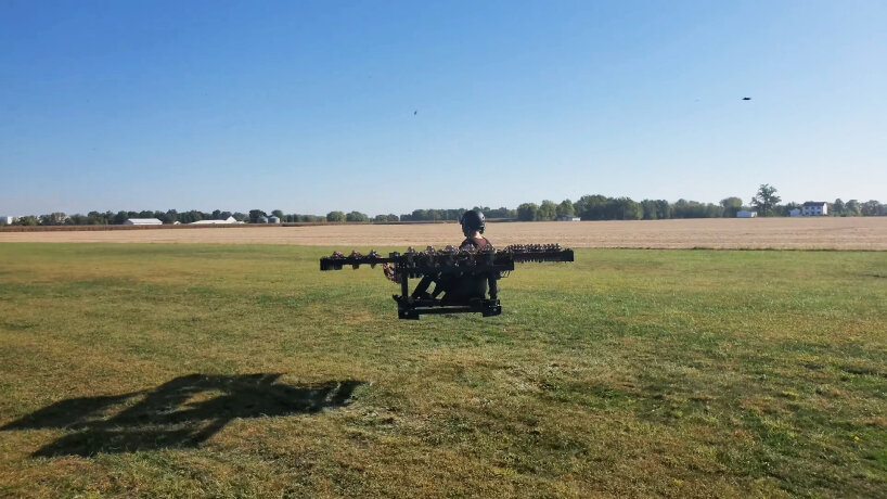 면허가 없는 조종사를 위한 개인용 항공기로 전기 솔로 제트바이크가 호버링됩니다
