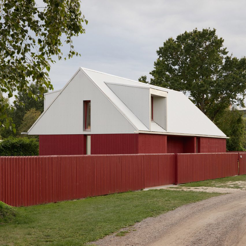 Gaiss는 골판지 금속 지붕을 갖춘 라트비아의 빨간 집에서 최고를 기록했습니다