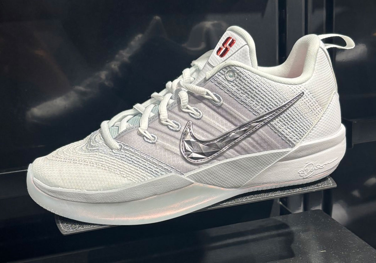 코끼리 엘리가 나이키 사브리나 3 "가장 가치 있는 마스코트"로 영예를 얻었습니다