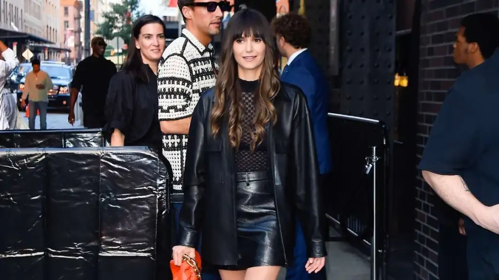 니나 도브레브(Nina Dobrev)는 미니스커트가 달린 투명한 탑과 브라가 클래식임을 증명합니다