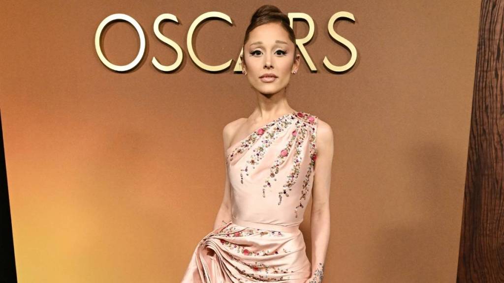 아리아나 그란데(Ariana Grande)의 지방시 오뜨 꾸뛰르 드레스는 그 자체로 상징적입니다