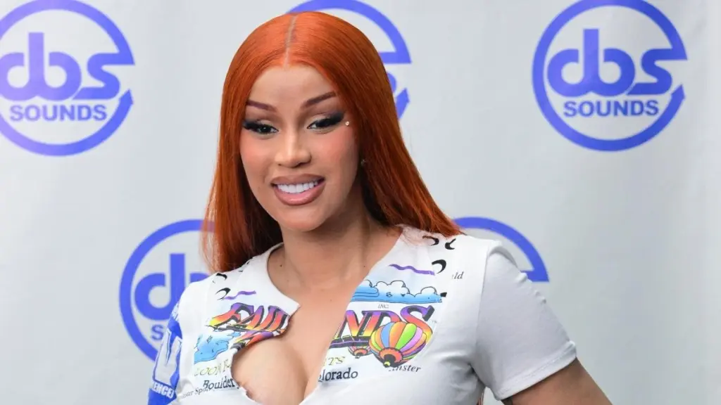 Cardi B, Medicube용 슬링키 미니드레스로 매끄러운 피부 과시