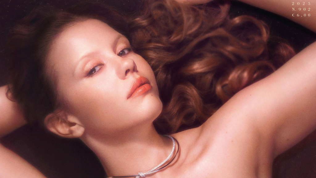 Mia Goth는 Vogue Italia의 11월 커버 스타로 Giorgio Armani의 High Glam을 선보였습니다