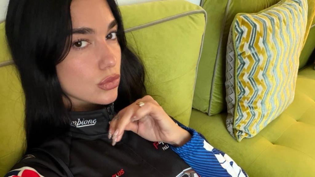 두아 리파(Dua Lipa)의 빨간 통 피크(Red Thong Peek)가 그녀의 사진에서 유혹적인 매력을 더해줍니다