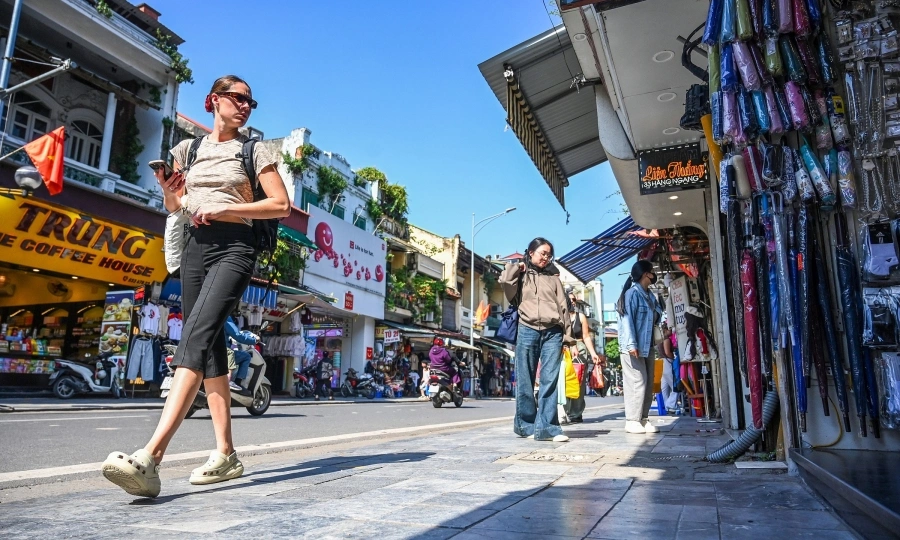 하노이는 보도의 어수선한 부분을 단속하고 중앙 병동의 차양을 제거합니다