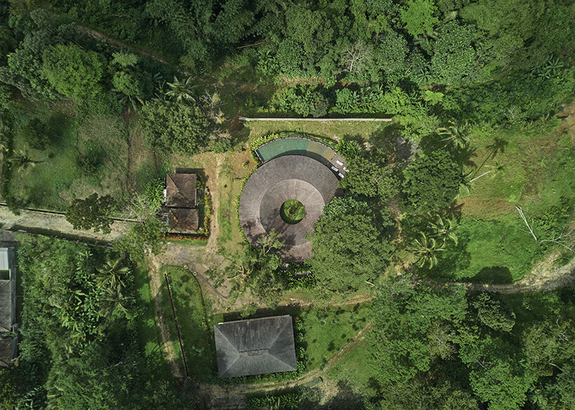 알렉시스 도르니어(Alexis Dornier)가 디자인한 고리 모양의 레지던스가 발리의 푸르른 안뜰을 감싸고 있습니다