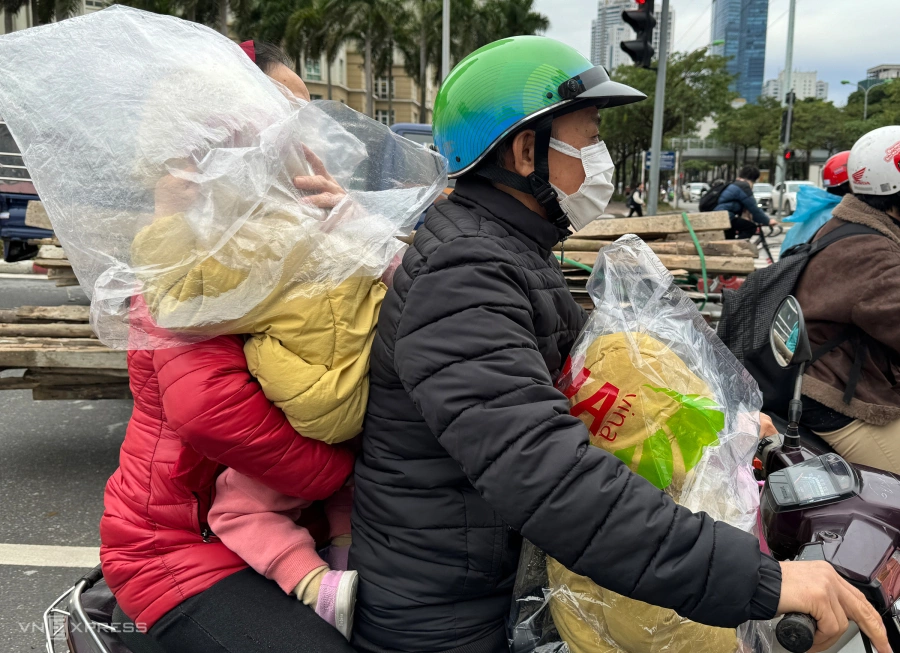 플라스틱 커버부터 거리 화재까지, 하노이 전투 시즌 첫 한파