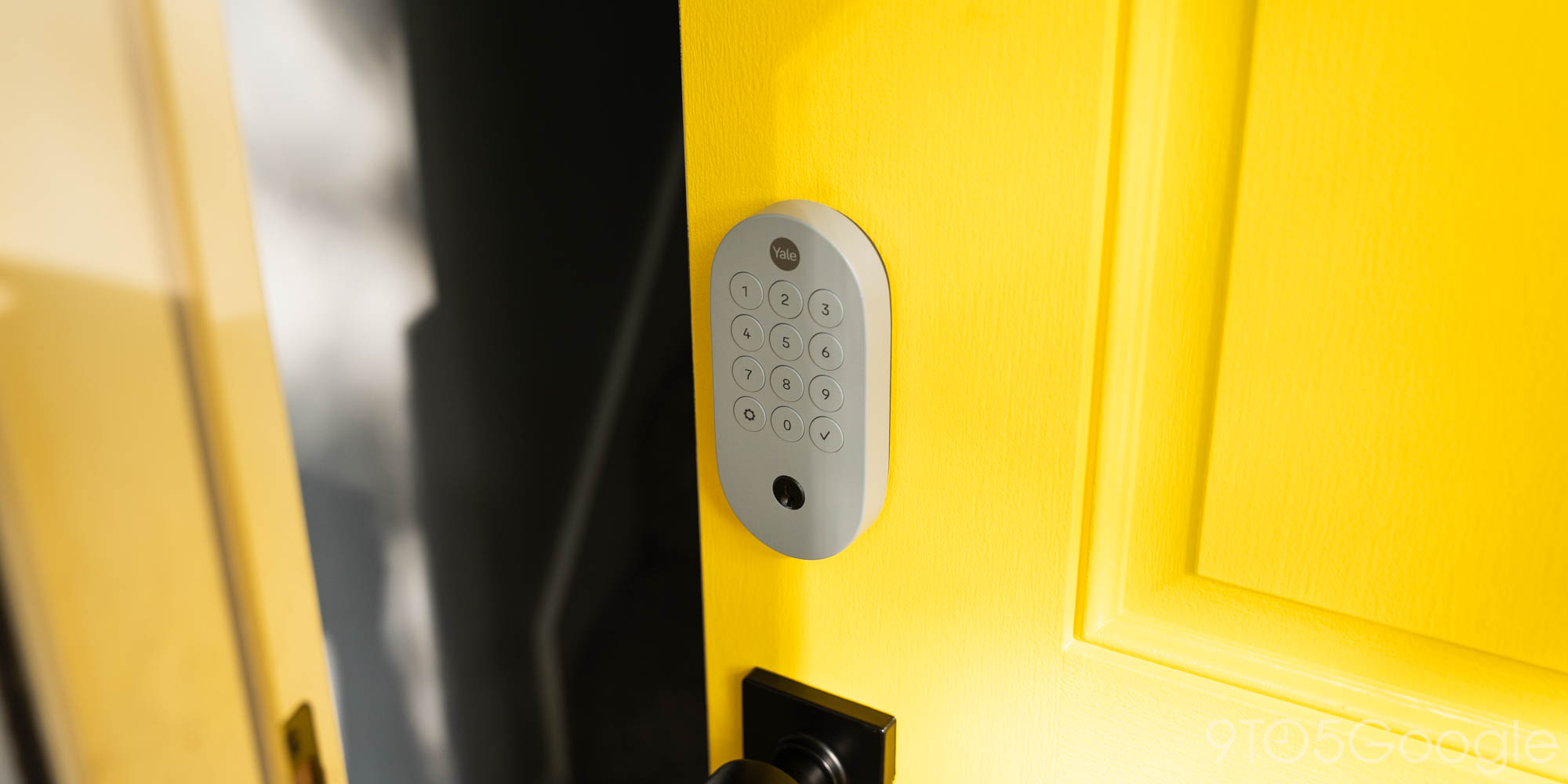 Google의 Nest x Yale 도어락 대체품이 새로운 Nest Cam과 함께 대폭 할인됩니다