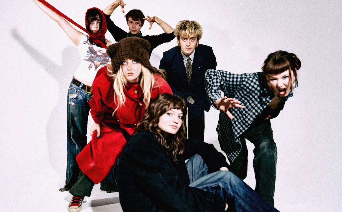 남자/여자/전기톱이 우리 귀에 닿고 있습니다