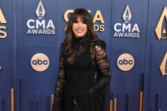 Lainey Wilson, 클래식 컨트리 히트곡 메들리 오프닝을 위해 스타가 많은 CMA 군중과 함께 믹스