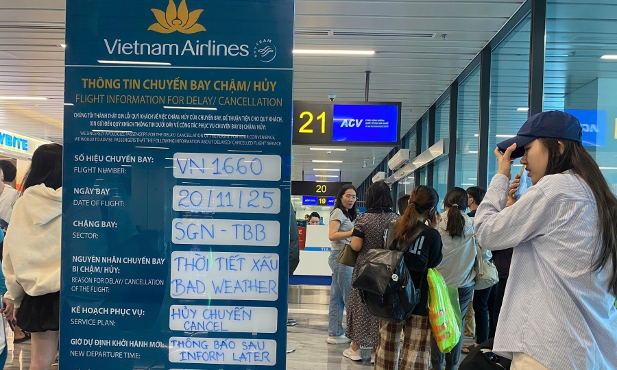 베트남 중부 활주로 침수로 공항 폐쇄