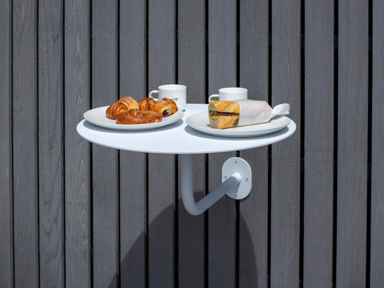 George & Willy의 카페 테이블은 벽에 장착되고 매일 들어 올려집니다