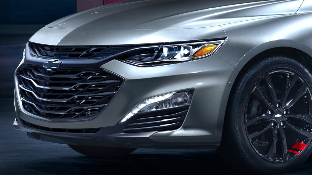 미국인들은 어떻게든 죽은 Chevy 세단형 자동차에 대해 MSRP 이상을 지불하고 있습니다