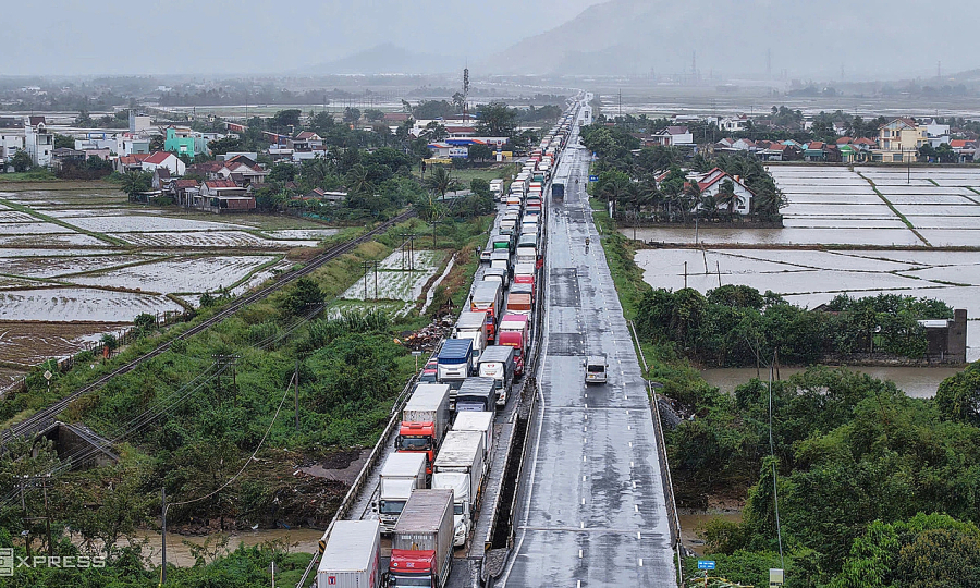 홍수와 산사태로 인해 산길이 폐쇄되면서 베트남 중부의 교통 경로가 마비됨