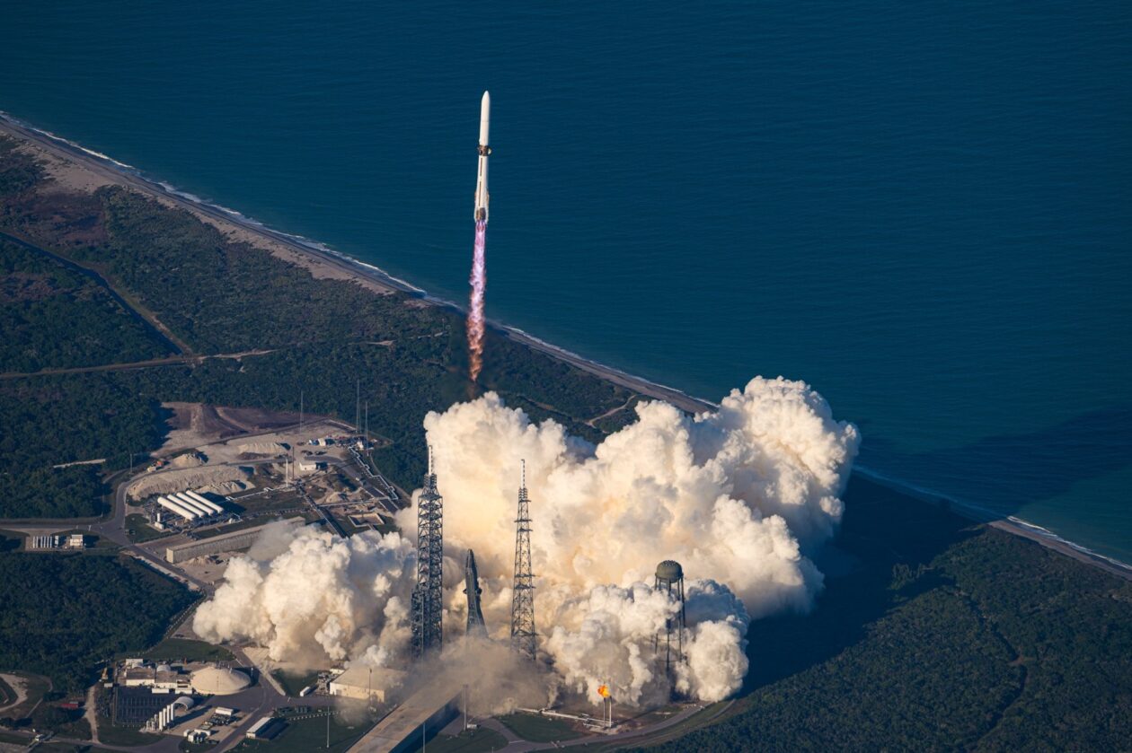 Blue Origin의 New Glenn 로켓이 화성 여행을 위해 쌍발 탐사선을 발사하고 부스터 터치다운을 기록했습니다