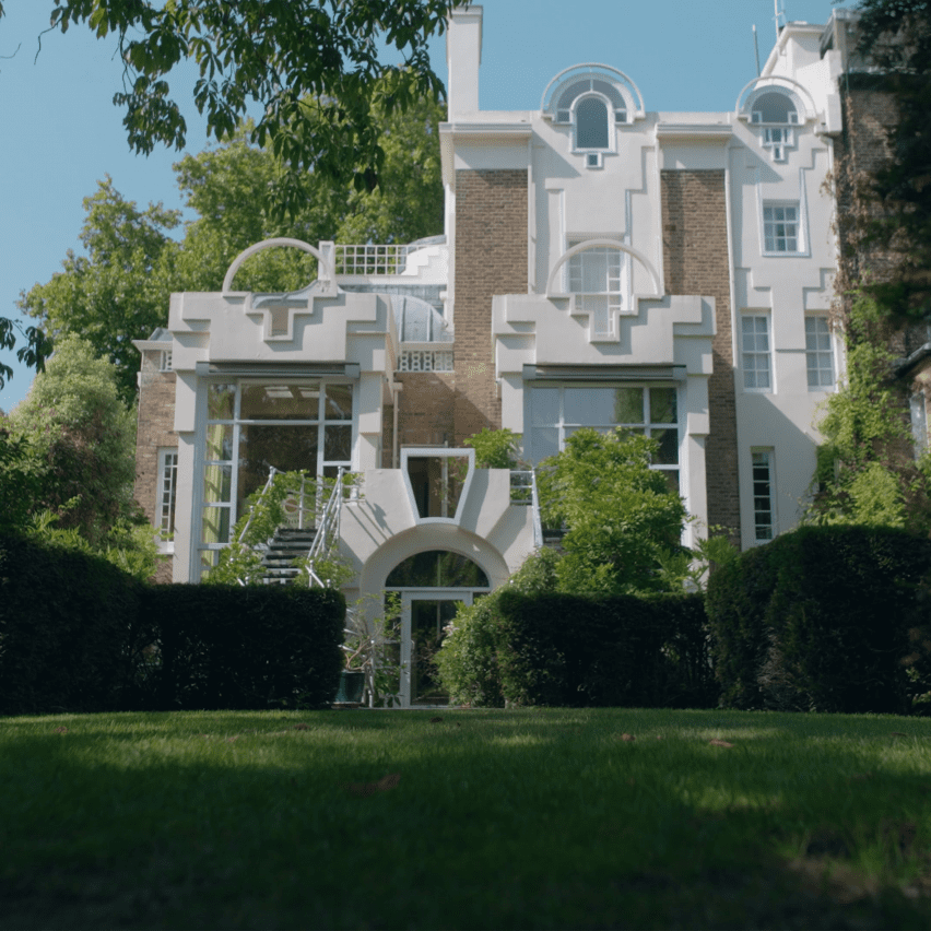 Dezeen이 포스트모더니스트 랜드마크인 The Cosmic House를 탐험합니다