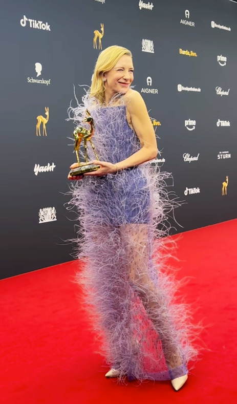 케이트 블란쳇의 윤리적인 깃털 드레스