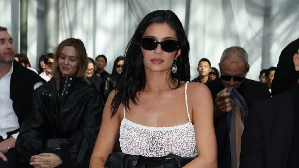 Kylie Jenner의 Khy 가운에는 매우 대담한 컷아웃이 포함되어 있습니다