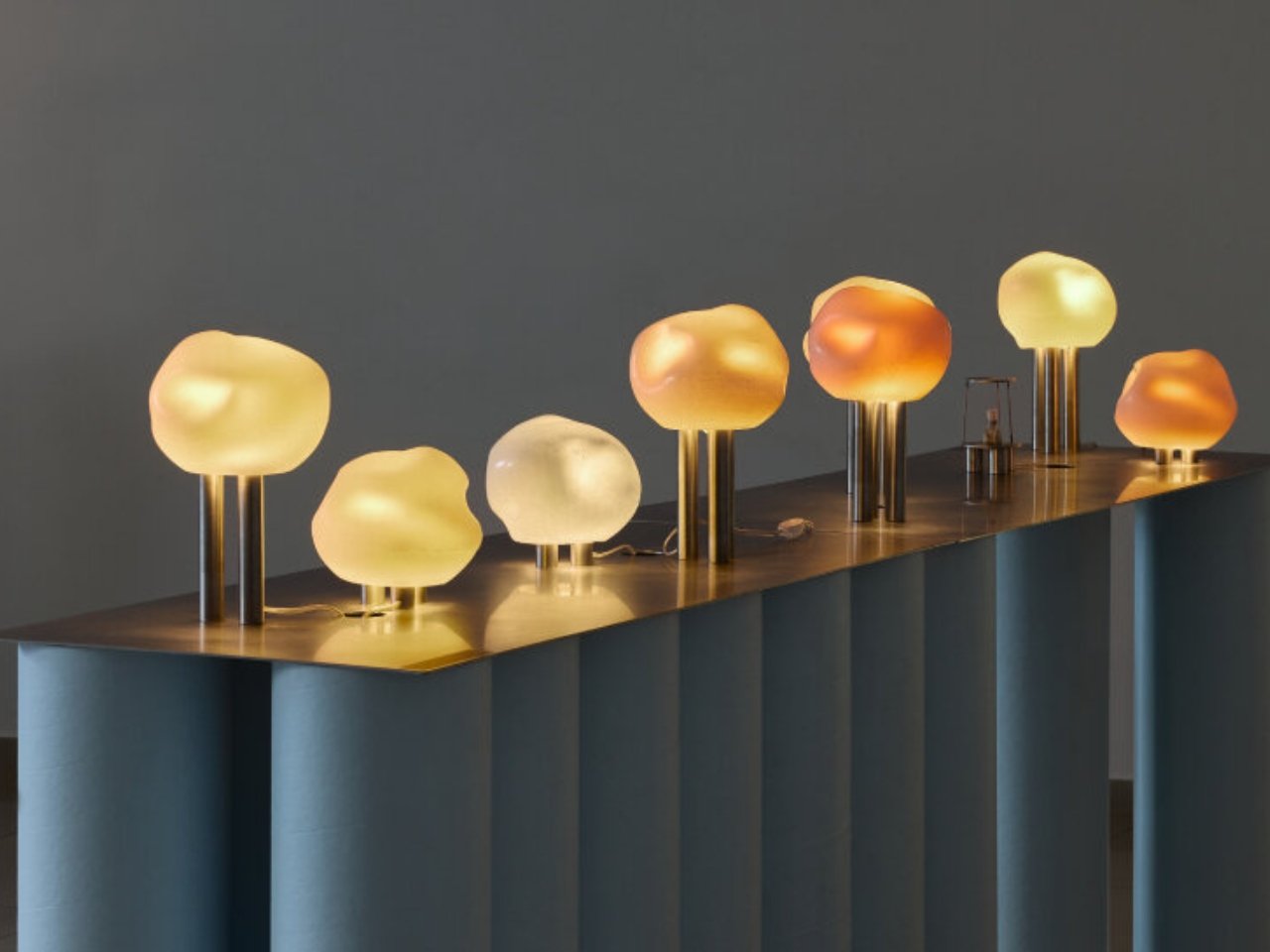 살아있는 토템처럼 쌓인 모듈형 왁스 조명