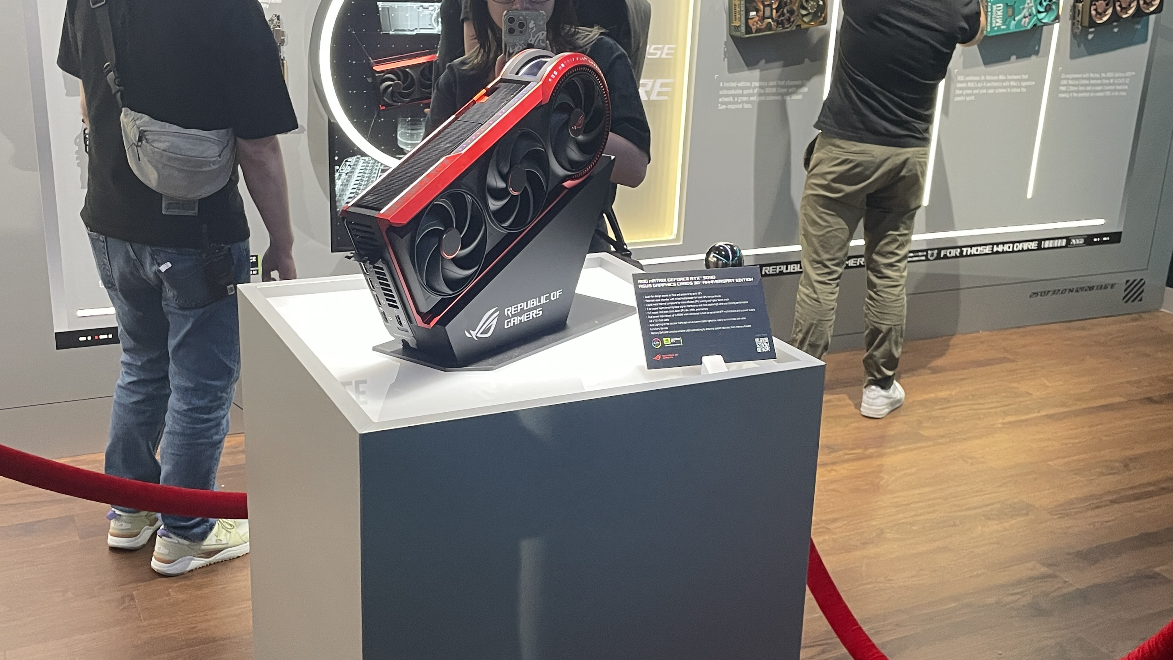 800W 등급의 4,000달러 한정판 Asus ROG Matrix RTX 5090이 공식적으로 출시되었습니다.