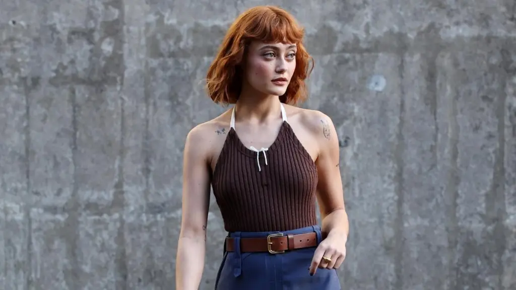 Ella Purnell은 단일 문자열로 상단을 유지하여 모든 위험을 감수합니다