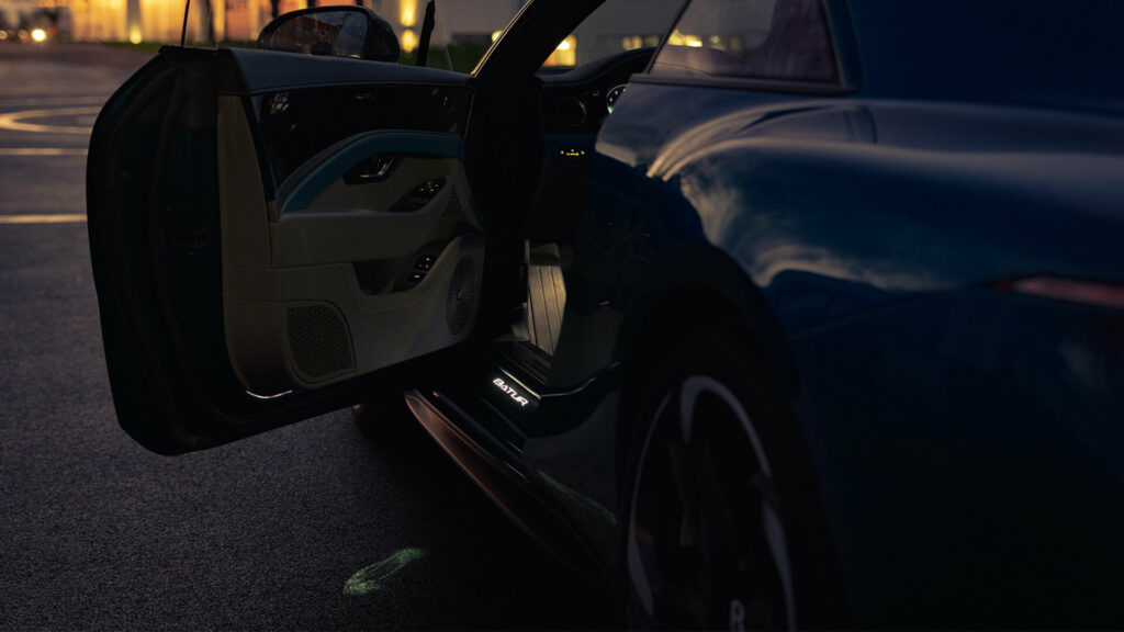 Bentley, 자동차 문을 11초 조명 쇼로 바꾸다