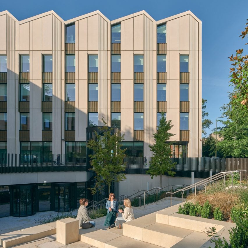 NBBJ는 옥스퍼드 대학교 과학 건물을 졸졸 흐르는 석재 패널로 덮었습니다