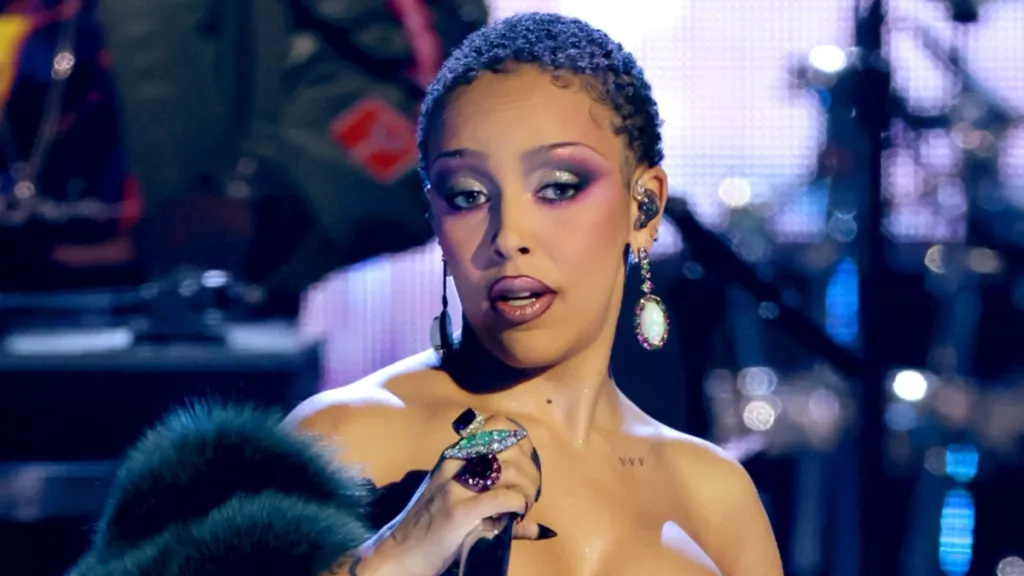 Doja Cat의 대담한 바디수트 룩은 잠시 멈춰야 합니다