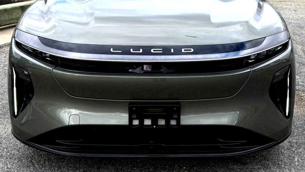 그는 EV 현실을 400마일만 달린 후 엄청난 손실을 입고 142,000달러의 Lucid를 팔았습니다