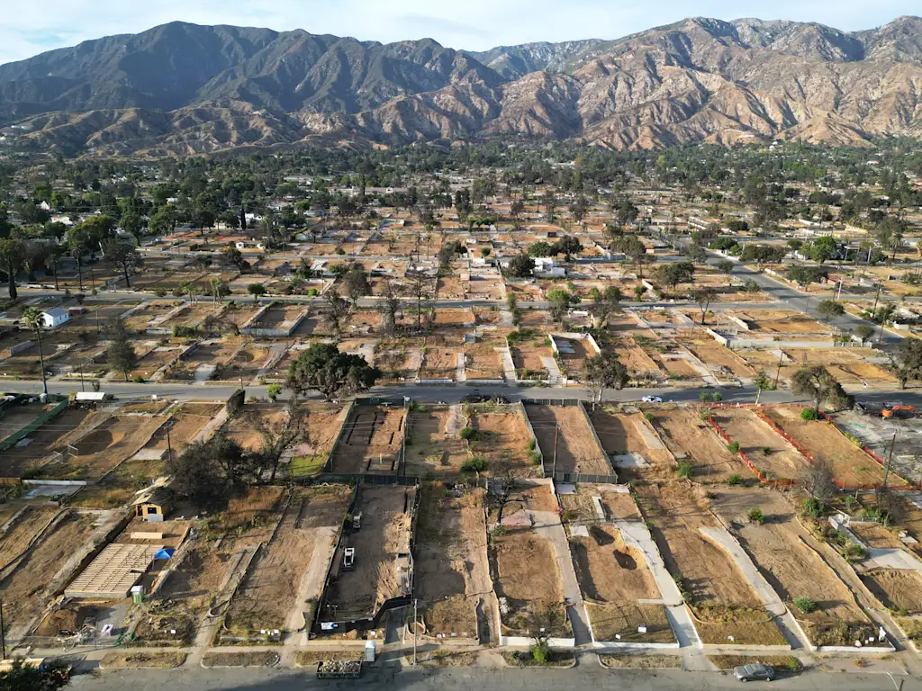 L.A.의 화재 지역에서 공장에서 지은 주택들이 순간을 맞이하고 있습니다