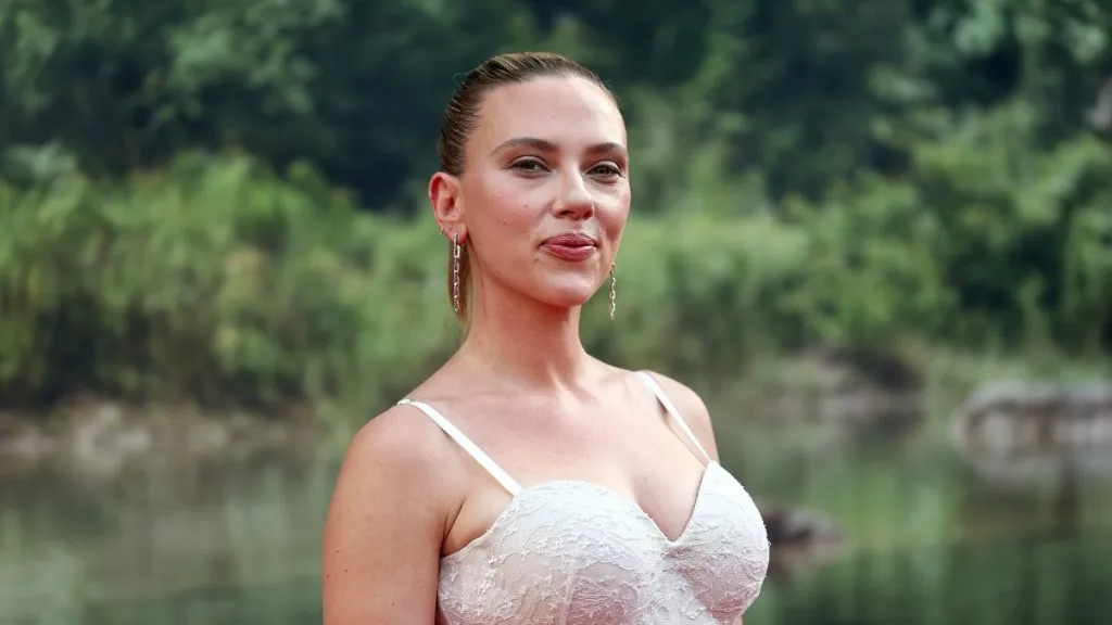 스칼렛 요한슨이 립밤을 바르는 모습에 주목하세요