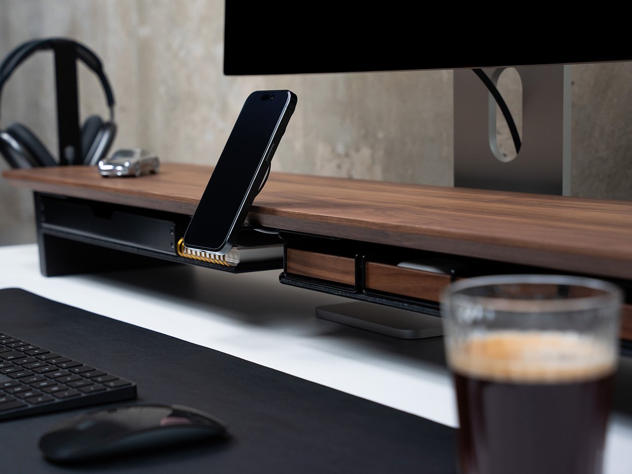 BALOLO 설정 조종석: 작업에 맞춰 조정되는 목재 모니터 스탠드