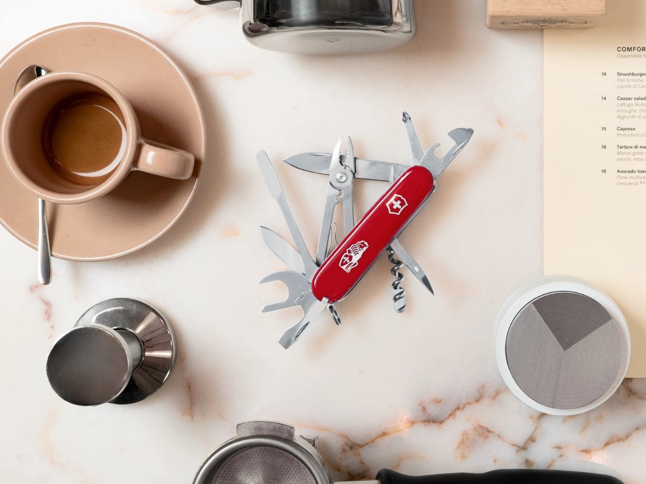 Victorinox와 La Marzocco가 커피 중독자를 위한 스위스 군용 칼을 제작했습니다