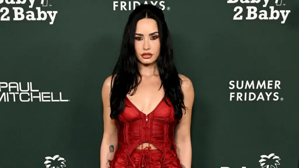 Demi Lovato의 백리스 드레스가 주목을 끌 것입니다