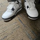 오늘 발에 뭐가 있지m