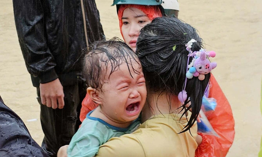 베트남 중부 홍수로 수천명을 구출하기 위해 구조팀 경주