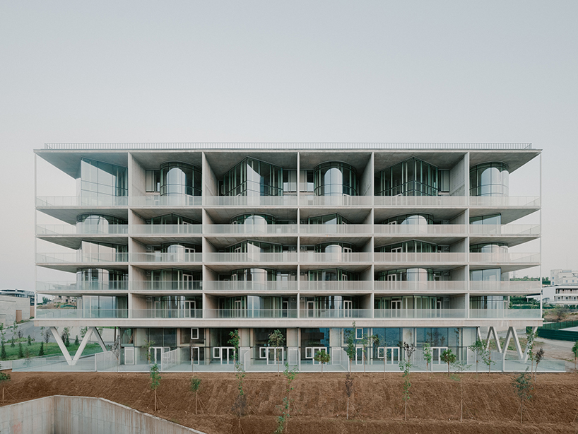 프리즘 유리 외관이 조지아 주거용 유닛의 콘크리트 모듈식 프레임워크를 감싸고 있습니다