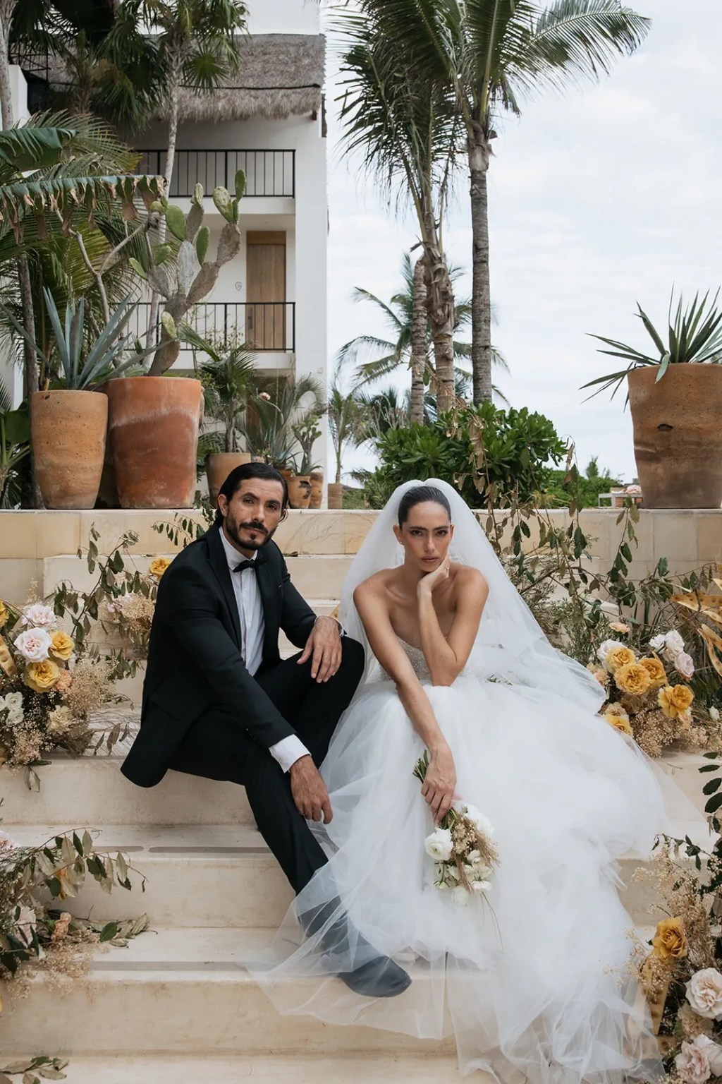 툴룸에서 열린 이 "해안의 세련된" 목적지 결혼식은 여유롭게 우아했습니다